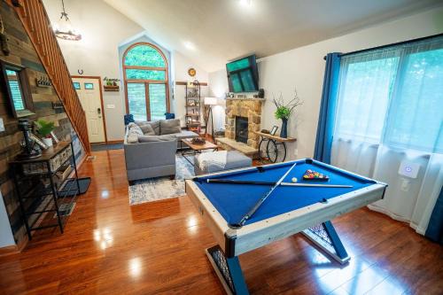 Harmony Hill Stylish 4bd Mountain Retreat, Hot Tub, Games in Bushkill