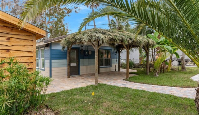 Hawaiian House Waterfront on the Weeki Wachee river