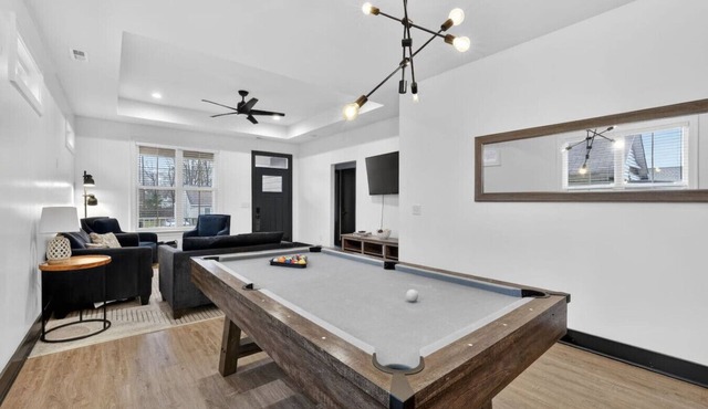 Heart of Downtown Chattanooga | Sleeps 8 | Pool Table