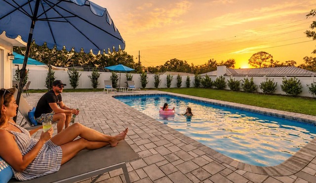 Heated Pool Retreat 3BR Minutes to Siesta Key & Downtown