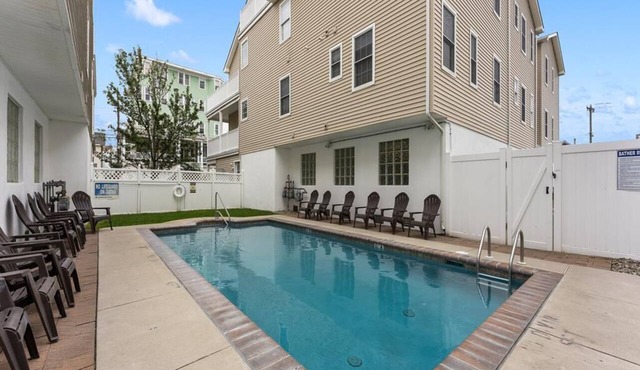 HERE'S THE ONE! POOL, ROOF TOP DECK, 1 BLOCK TO BEACH & BOARDS! LARGE CONDO!