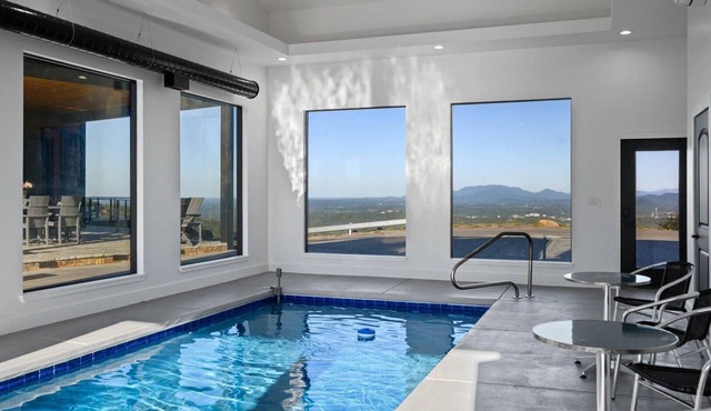 Higher Power: 6BR/Indoor Pool/Golf Simulator/Amazing View
