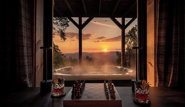 Highland Pines Overlook -Hot Tub, Sauna, Fire Pit, Games and UNBEATABLE VIEWS