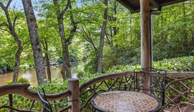 Highlands cabin on scenic pond, 6 min drive to Main Street & pet friendly!