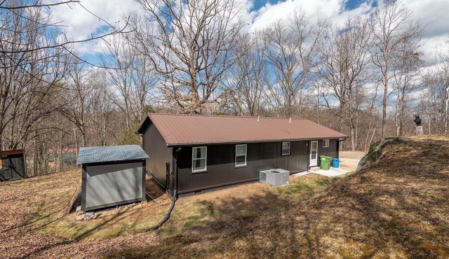 Hillside Hideway is a 3 bedroom peaceful place of retreat.