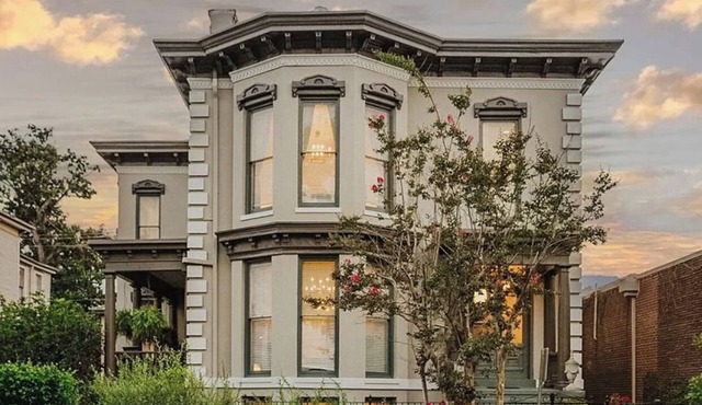 Historic 5BR Retreat Overlooking Forsyth Park + Parking by Lucky Savannah