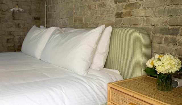 Historic B&B King Suite- Walk to King