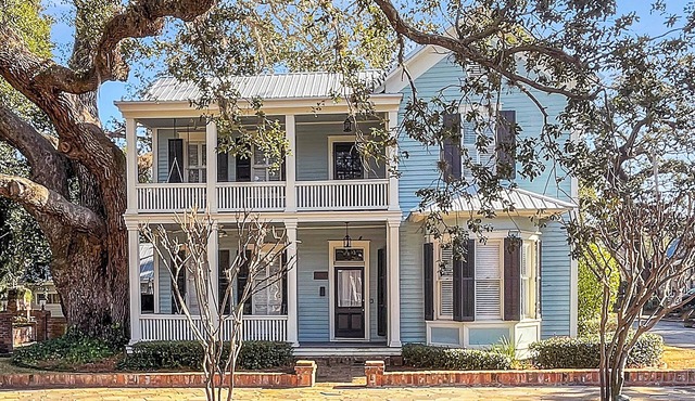Historic District - Grand Victorian Home with Courtyard near Island Beaches