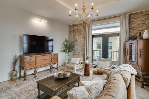 Historic Lawrenceburg Loft: Balcony + Square Views