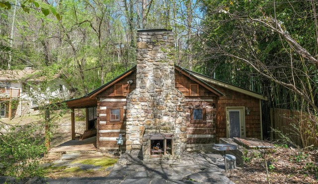 Historic log cabin walking distance Gatlinburg! Hot tub and pet friendly!
