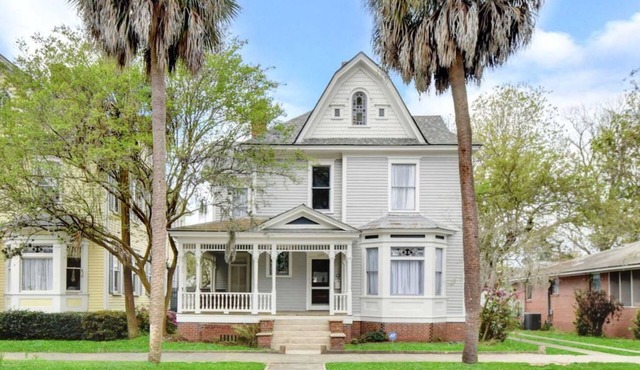 Historic McKinnon Twin, Beautifully Renovated in Historic Downtown Brunswick