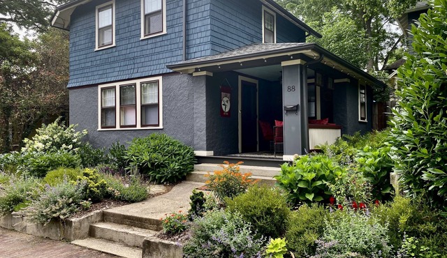 Historic Montford House. Close to downtown, restaurants and markets.