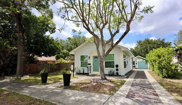Historic Restored St. Pete Bungalow - Charming, Quiet, and Walkable