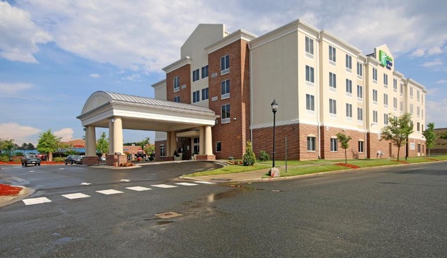 Holiday Inn Express & Suites Charlotte North by IHG