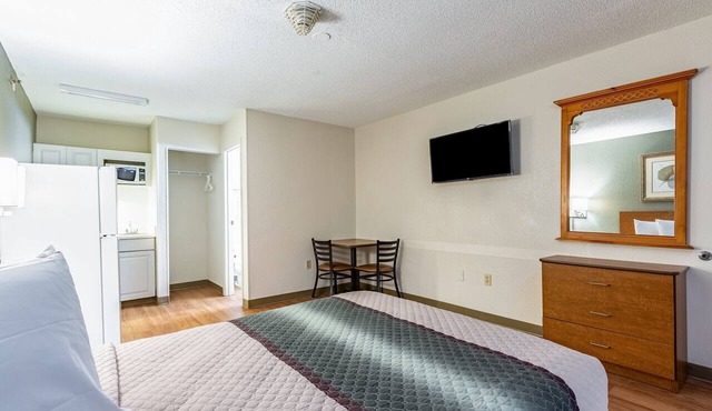 HomeTowne Studios by Red Roof Atlanta - Norcross South