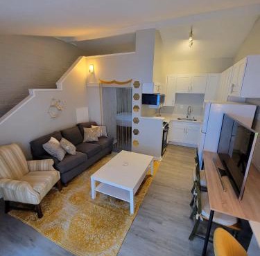 Honey Loft - FIFA Midtown Gem