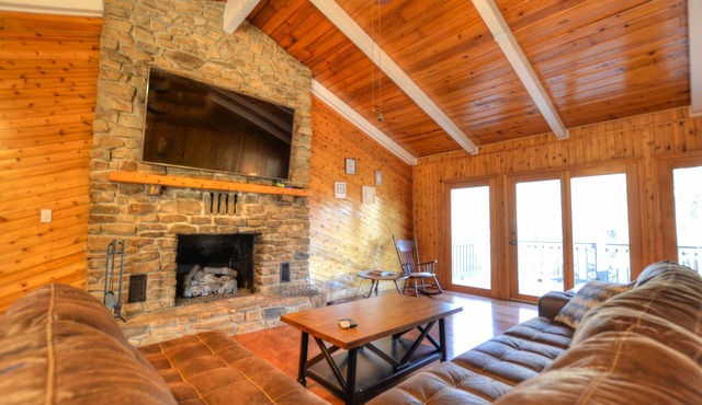 Hot Tub Cabin🔥Game Room Fireplace Pet Friendly Near Bryson City