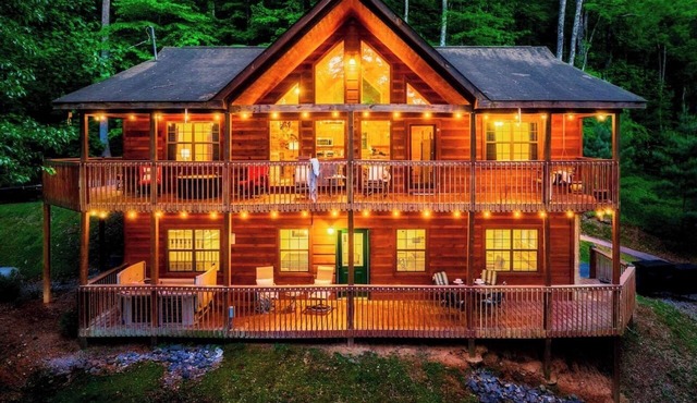 Huge GameRoom, Parking, Pool Table, Hot Tub, Fishing Pond, POOL, Fishing Pond!