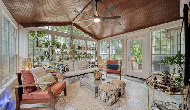 Hummingbird House w Private Game Cottage