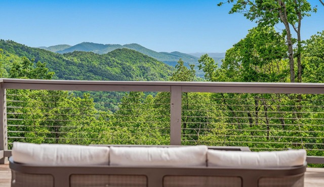 Iconic Luxe AVL Retreat: Views|HotTub| Sauna|Cinema