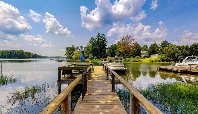 Ideal lakefront gem with private dock, free WiFi, firepit, & stunning views