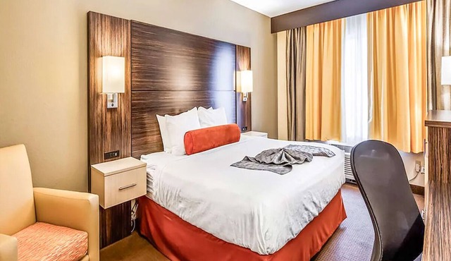 Ideal Stay For you | 4 Miles to Airport w/Pool Access & Breakfast Available