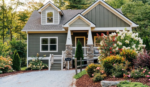 Immaculate Cottage with Private Hot Tub and Fireplace