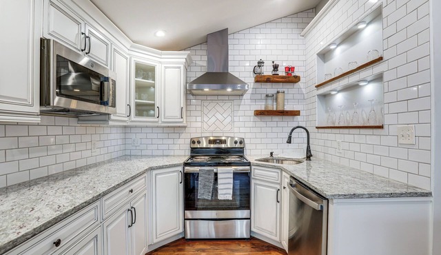 In-town & Walkable: Historic Yardley Retreat!