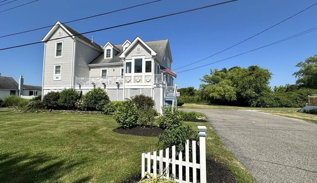 Inground Pool and Walkable to Beach and Town