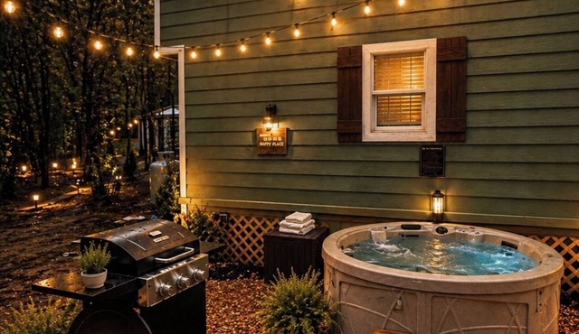 Intimate Tiny Home Escape- Hot Tub-Fire Pit- Private Half Acre Near Weiss Lake in Centre