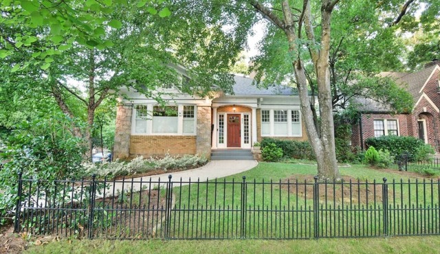 Intown Dream: Super Clean with 6 Bedrooms