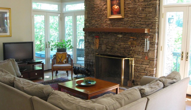 INTOWN Emory Decatur 4 bedroom w/PORCH & private HOT TUB fireplace PETS OK