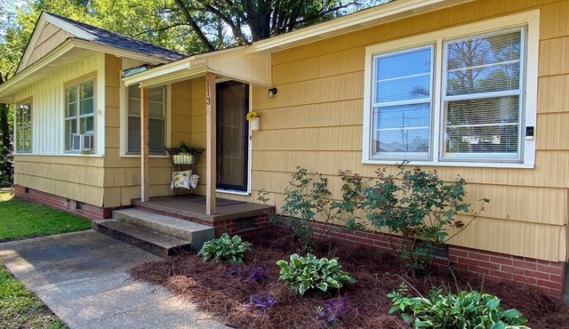 Introducing Sunflower House~2 miles from MSU~comfortable~cozy