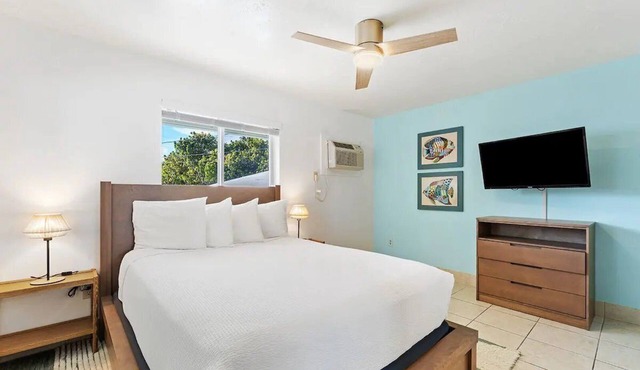 Island Getaway w/Pool, Beach Access, Kitchen & Dock Fishing