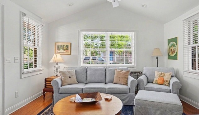 Jones Street and Troup Square Adjacent- 2 bed cottage - Pet Friendly
