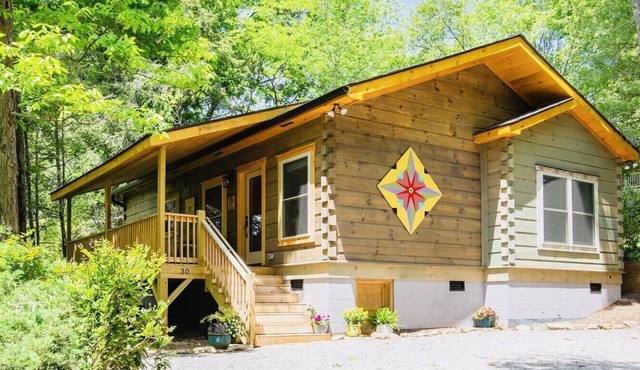 “Just BEE🐝Log Cabin"-Stunning, peaceful, NEW, -10 min to Dwtn Asheville, dogs ok