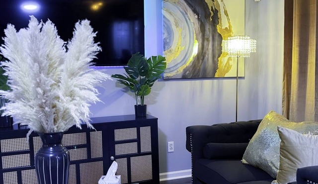 Just Minutes From Airport & Downtown