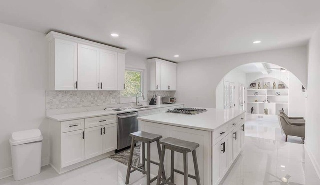 King Home for Professionals – 4 Acres, 5 TVs, Wi-Fi