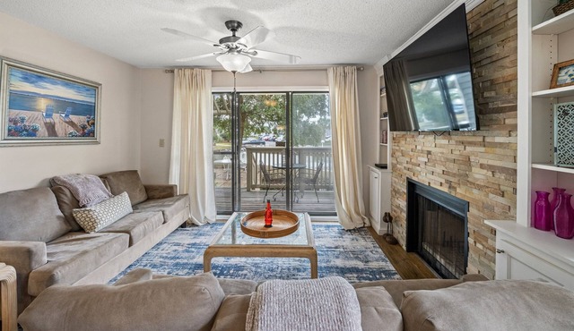 Kingston Richmond Pk 8E 1st floor w/pool & beach