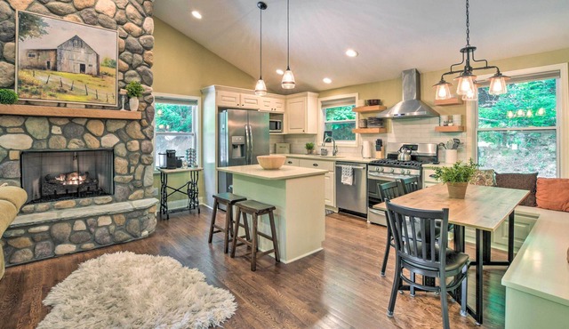 'Knobby Creek Cottage' w/ Hot Tub & Grill!