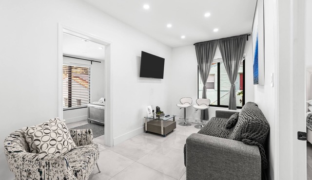 La Casita @MÍA Design District 2BR/1BA Free Parking-Private Fence Patio-Hot Tub