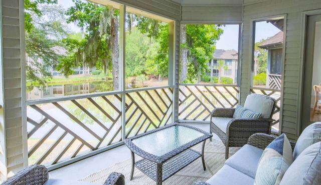 Lagoon Views, Dog Friendly & Beautifully Renovated - Perfect for a Couple's Beach Getaway!