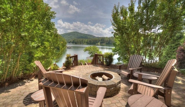 LAKE COTTAGE on deep water w/incredible views! Hot tub/pool table/dock/kayaks
