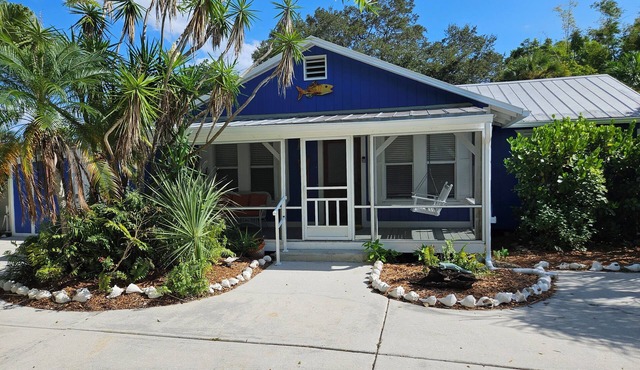 Lake front Conch Cottage - Steps to Old Naples!
