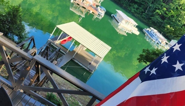 Lake front cottage- Covered boat slip-2bdrm in Jacksboro