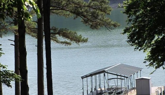 Lake Front Hartwell House 4.5 Miles to Clemson. 5 Bedrooms 3 Full Baths.14 Beds