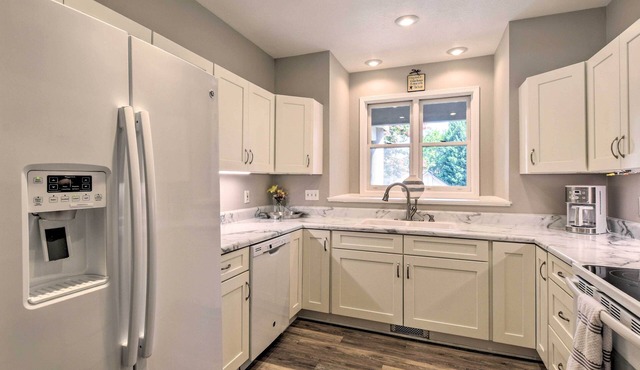 Lake Keowee Condo w/Community Pool & Marina!