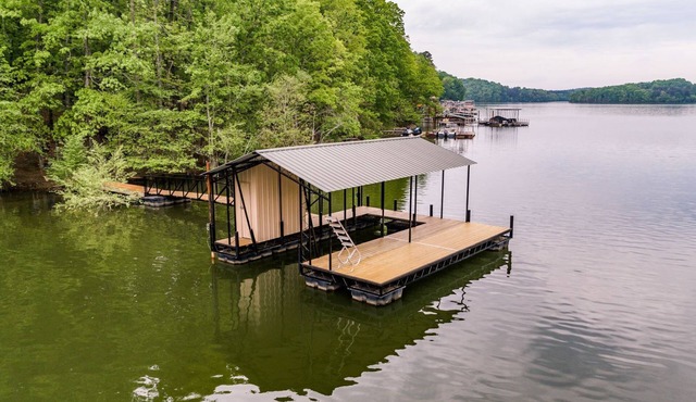 Lake Lanier, right on water with private Boat Dock !