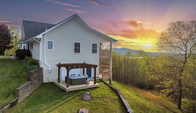 Lake & Mountain View's! Hot tub-Grill-Game Rm-Movie Rm-2 Mins To Lake Chatuge