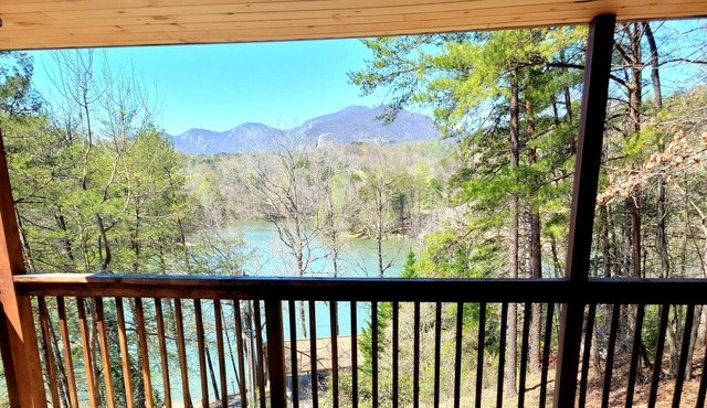 LAKE/MOUNTAIN Views/privateBEACH/Hottub/pets/canoe/firepit/lake/beach/pool table